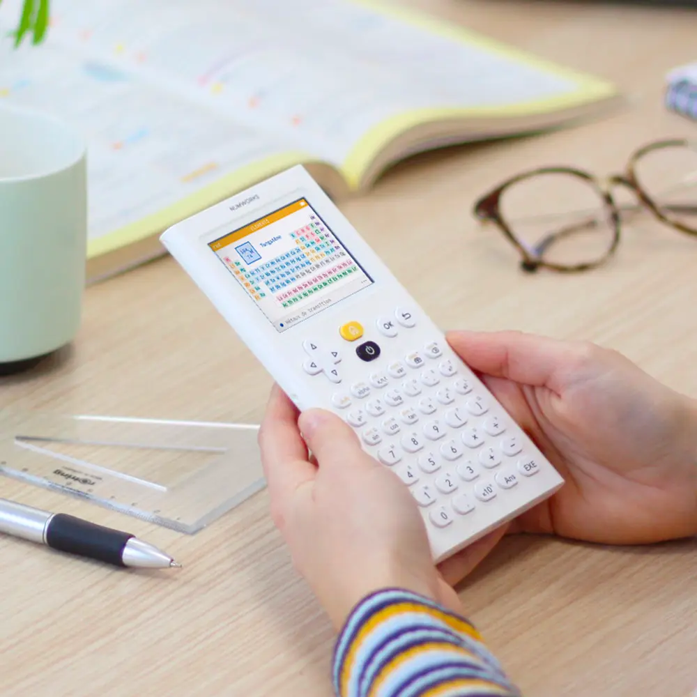 La calculatrice graphique tenu sur un bureau