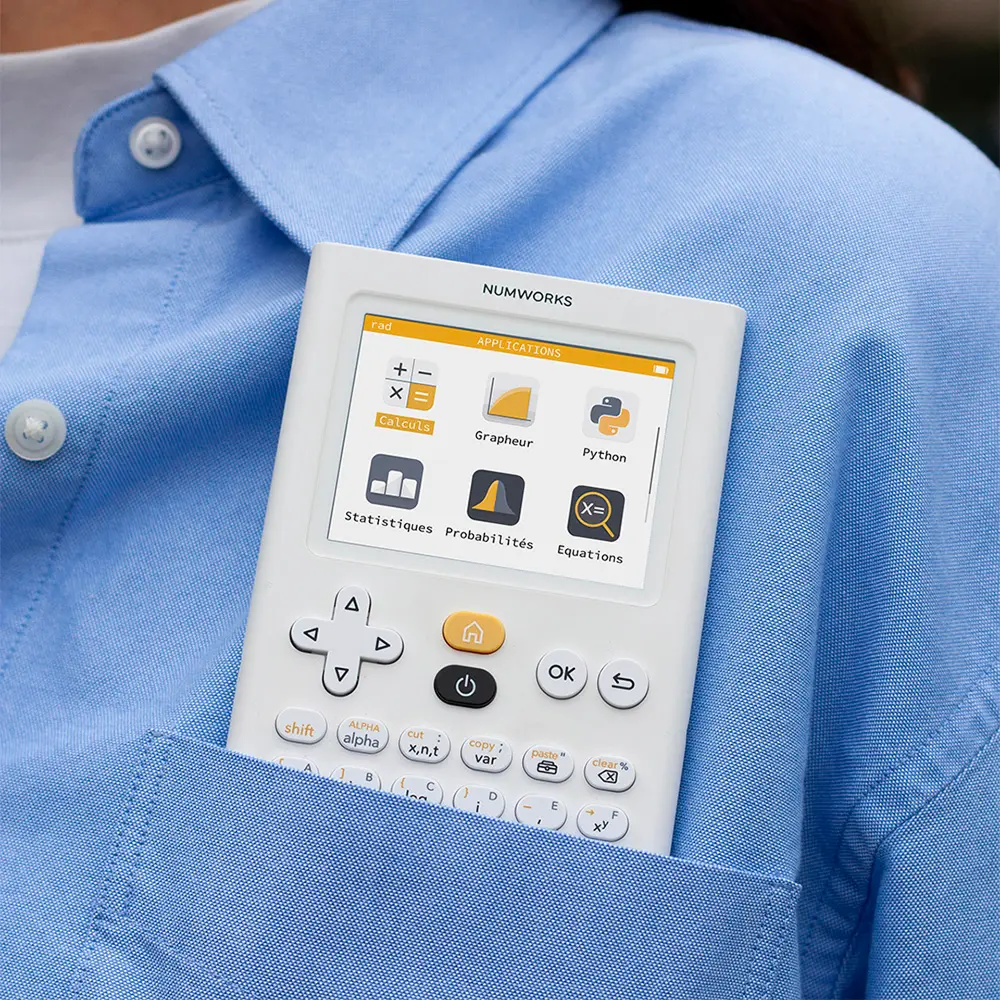 Une calculatrice dans une poche de chemise