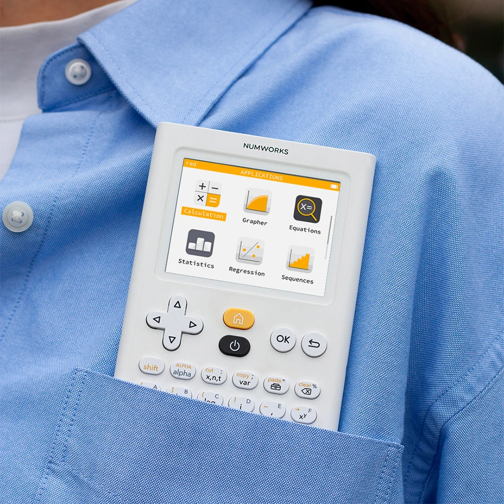 Une calculatrice dans une poche de chemise