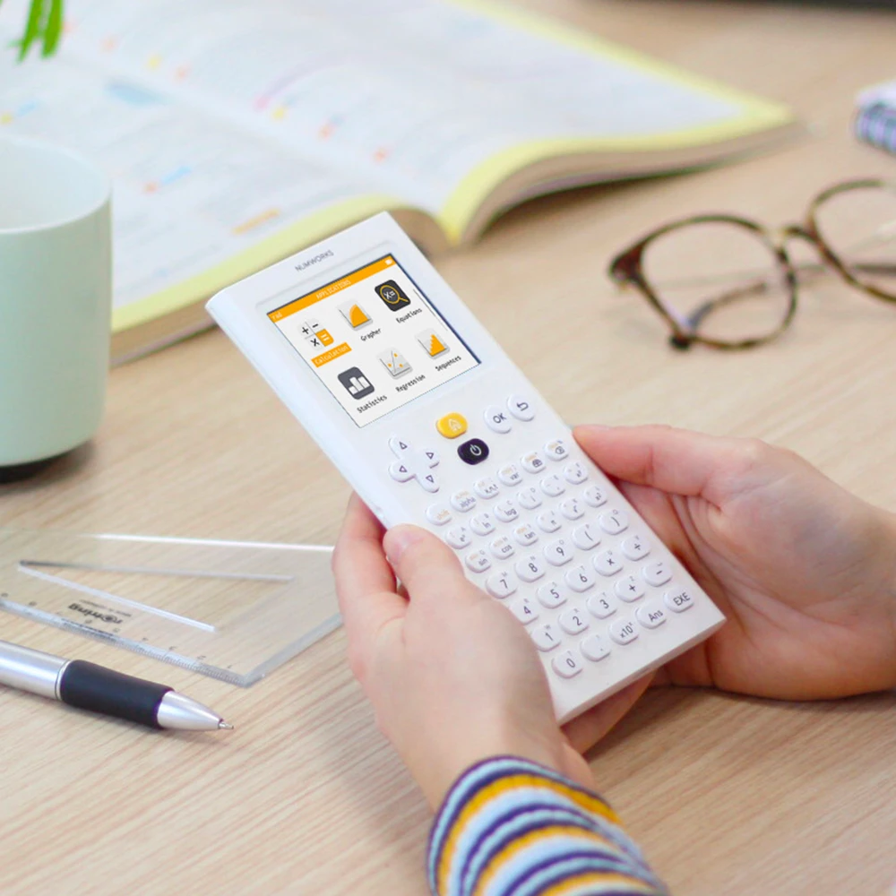 La calculatrice graphique tenu sur un bureau